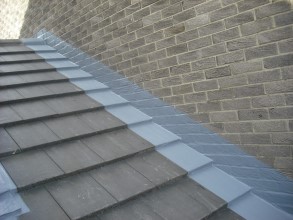 在石板瓦和砖上用贝尔佐纳 (Belzona) 3111(弹性膜)密封接缝,同时允许接缝处的移动 在石板瓦和砖上用贝尔佐纳 (Belzona) 3111(弹性膜)密封接缝,同时允许接缝处的移动